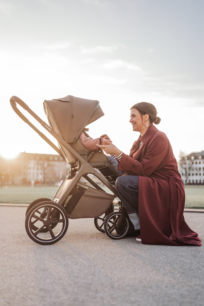 EASYWALKER Kočárek kombinovaný Zoey Pure Black + CYBEX Aton B2 i-Size + základna